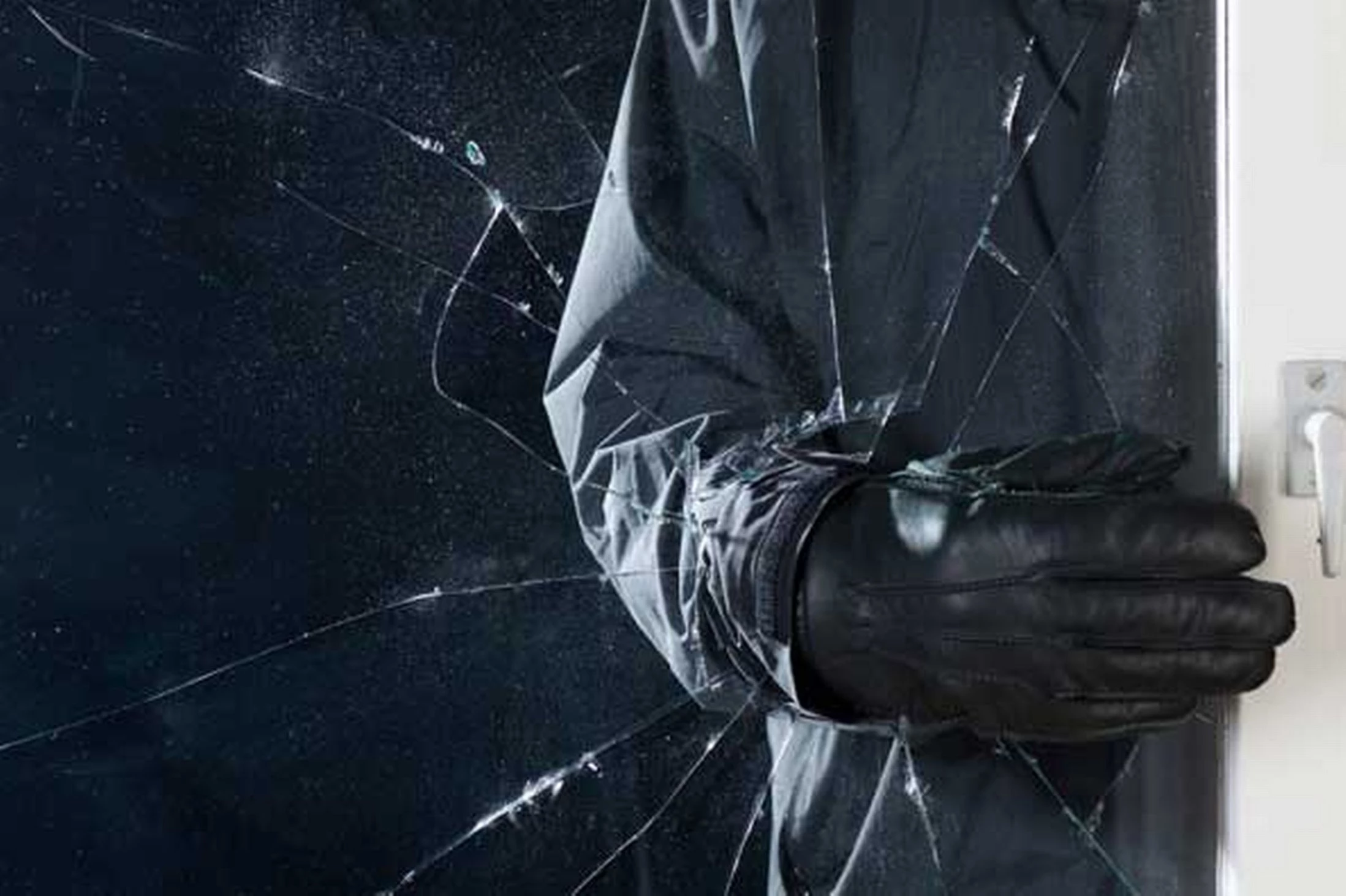 Τρόμος για 17χρονη στον Πειραιά: Ληστής της έβαλε σπασμένο ποτήρι στο πρόσωπο – «Βρήκα το παιδί μου στα αίματα», περιγράφει η μάνα (βίντεο)